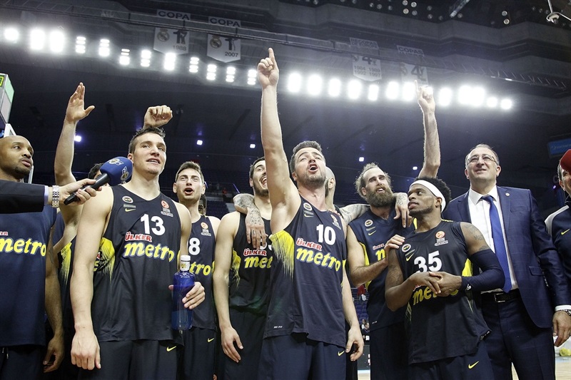 fenerbahce-istanbul-celebrates-eb15