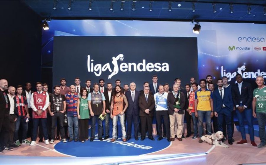 foto-familia-presentacion-temporada-2016-17-con-sus-protagonistas-1474380762175